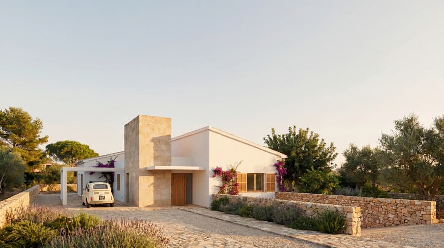 Fachada y acceso con muros de piedra, vivienda unifamiliar en Can Picafort